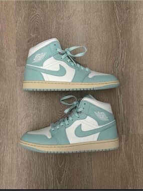 Nike Air Jordan 1 Mid “light dew”